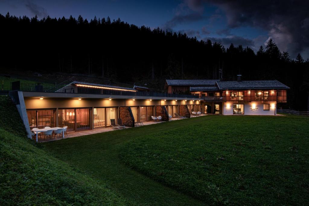 a large building with a yard at night at Tubla - Hof Maistatt in Dobbiaco