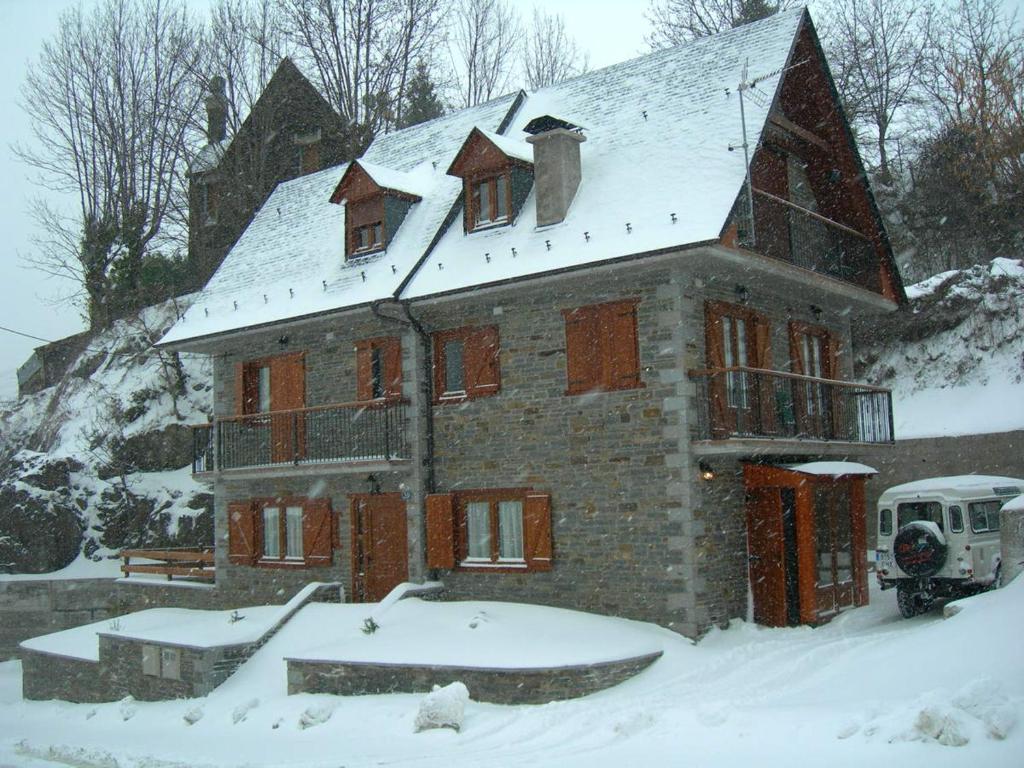 Charming Chalet in Viella, Mountain View during the winter