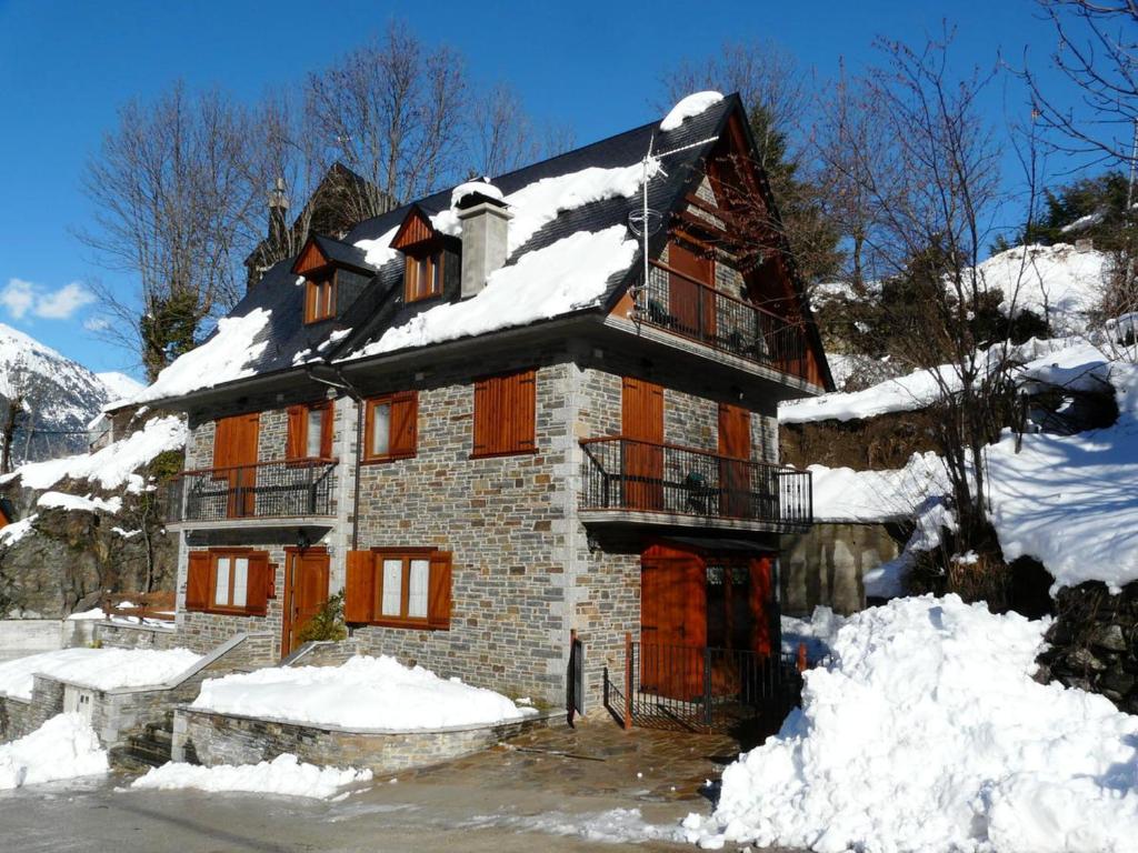 Charming Chalet in Viella, Mountain View during the winter