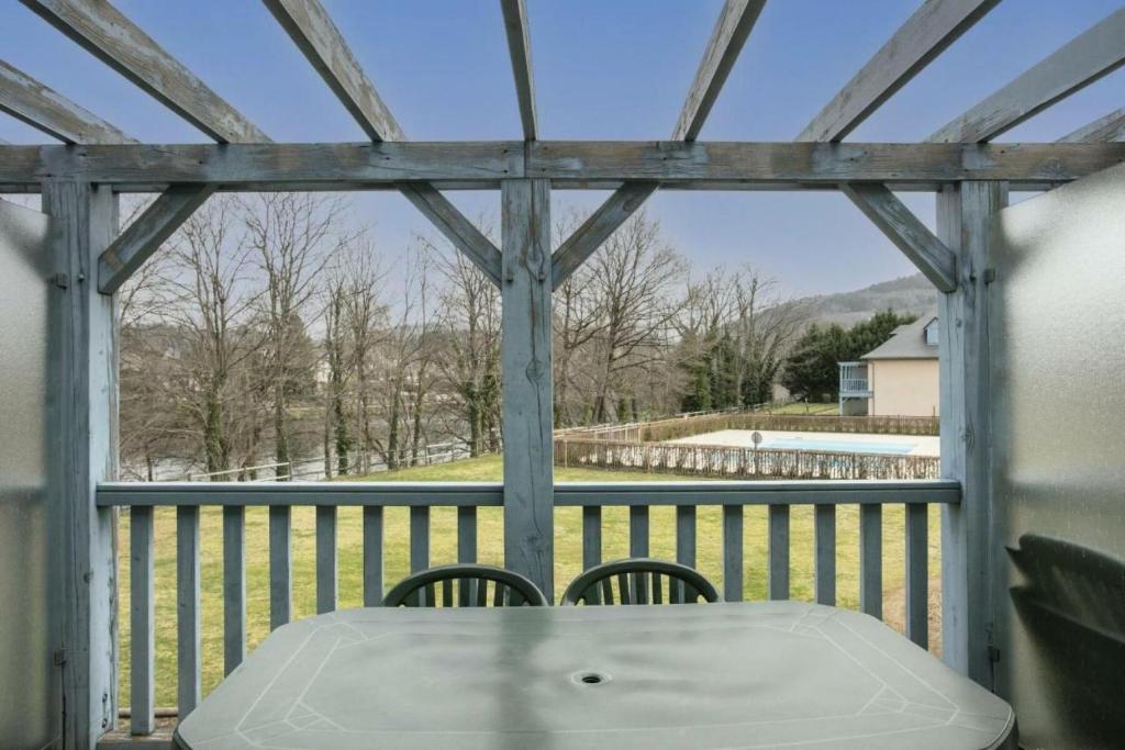 a screened in porch with a table and chairs at Résidence Les Belles Rives - maeva Home - Appartement 2 pièces 5 personnes - Confort MAE-4334 in Argentat