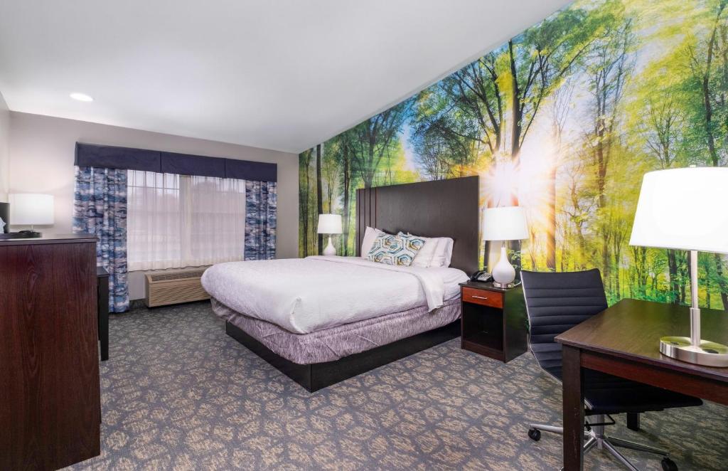 フリーポートにあるCasco Bay Innのベッドルーム1室(ベッド1台付)が備わります。壁には絵画が飾られています。