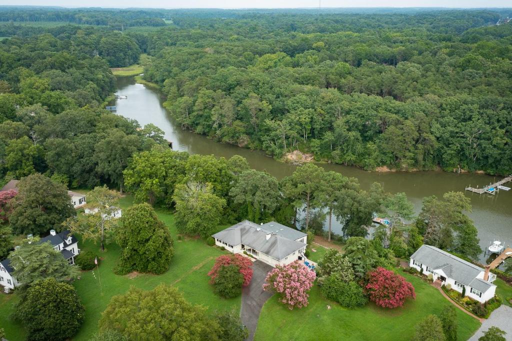 una vista aérea de una casa con un río en Family Retreat w Dock Kayaks Views, en White Stone