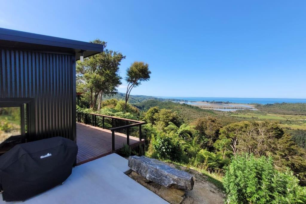 Aussicht von der Terrasse eines Hauses in der Unterkunft Golden Bay Heights - Luxury Accommodation in Parapara 