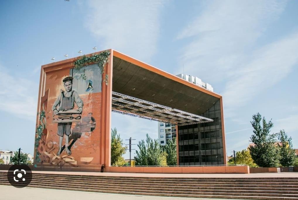 un bâtiment avec une grande fresque murale sur son côté dans l'établissement Setúbal RP House apartamento perto do mar e comércio na Luisa Todi, à Setúbal