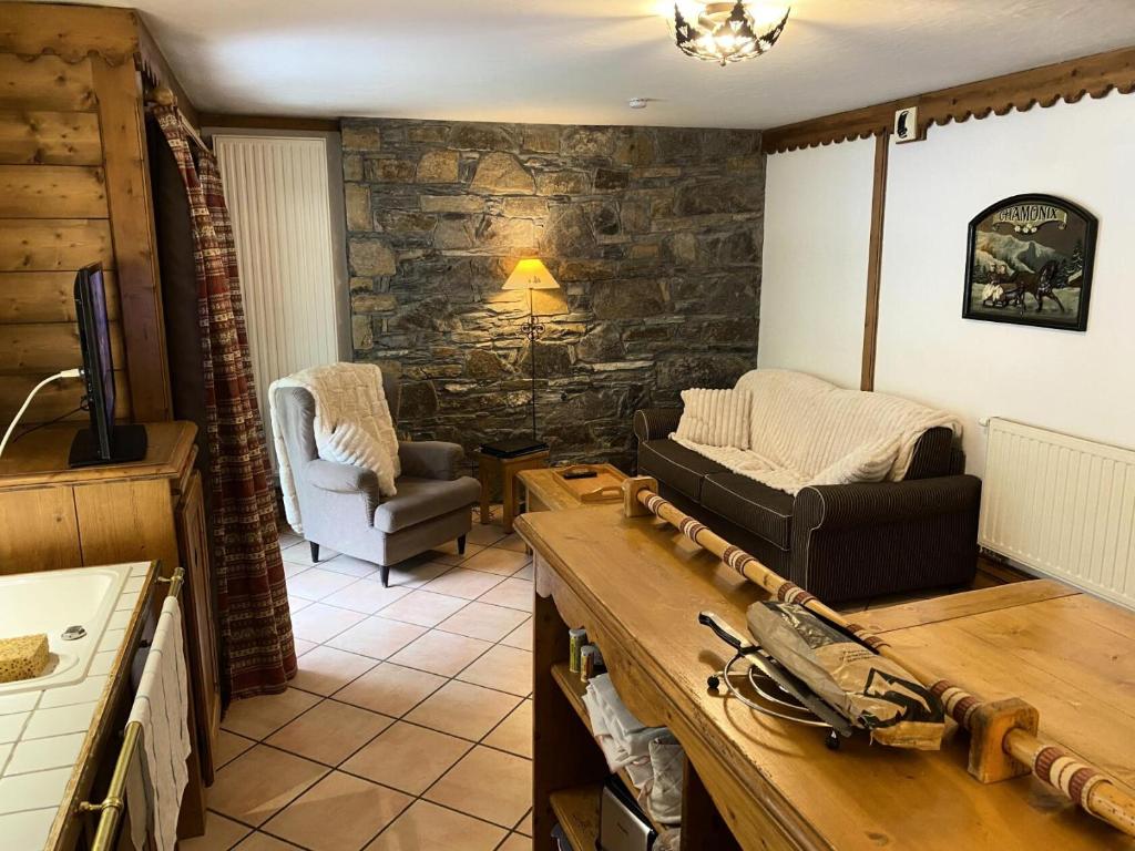 salon z kanapą i stołem w obiekcie Résidence La Ginabelle - maeva Home - Appartement 3 pièces 6 personnes - Sélection MAE-2964 w Chamonix-Mont-Blanc