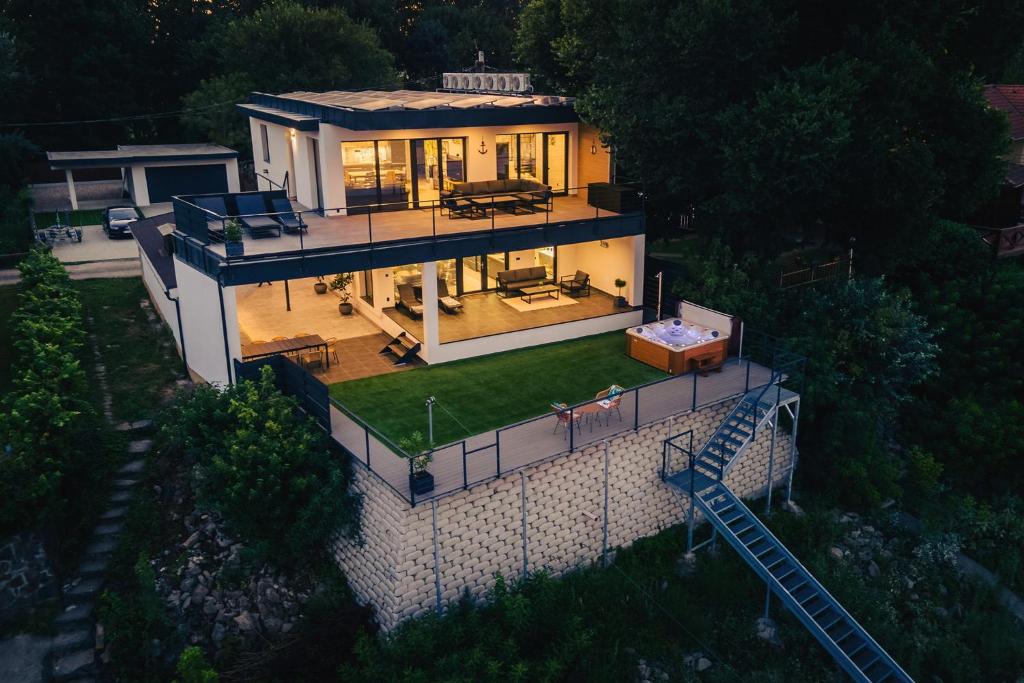 una vista aérea de una casa con patio trasero en Duna Rév Apartman, en Bogyiszló