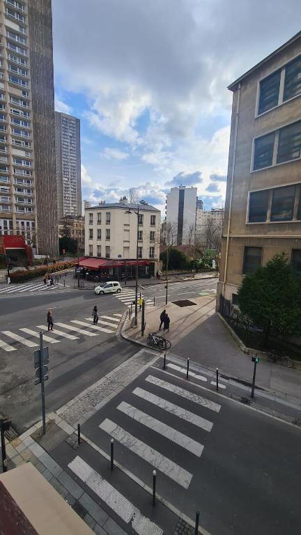eine Stadtstraße mit einem Fußweg in einer Stadt in der Unterkunft Charmant Appartement moderne Paris 13e in Paris