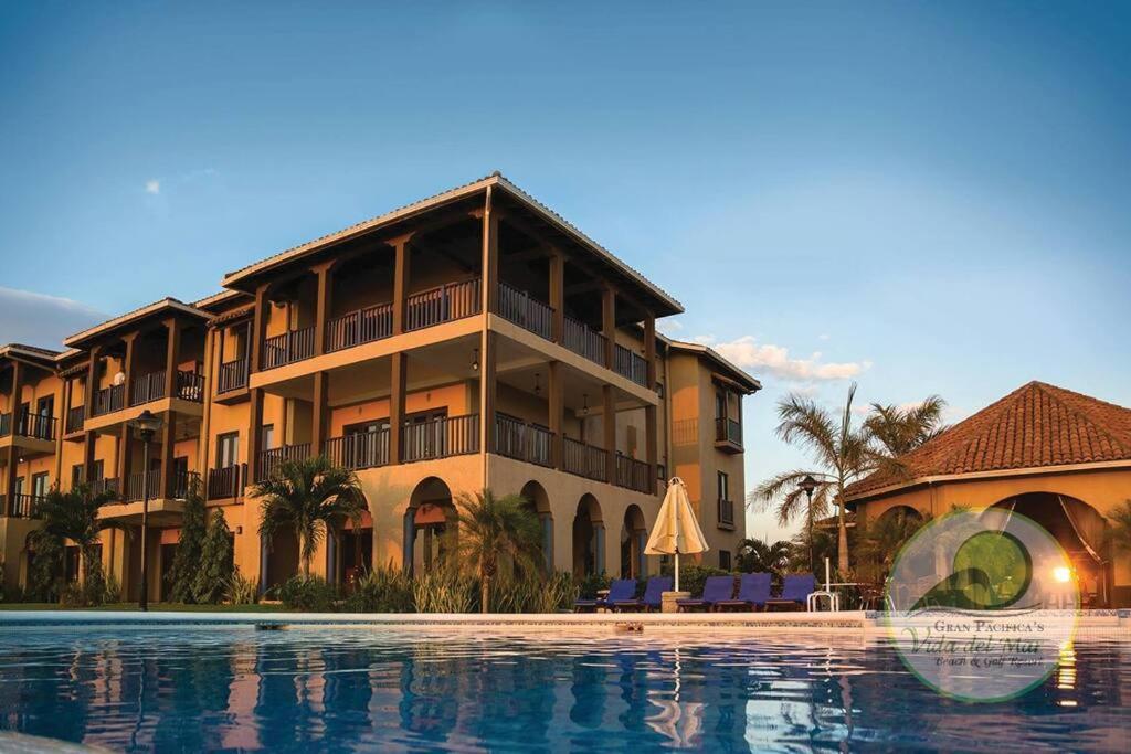 um hotel com piscina em frente a um edifício em Condo 117 Rivas-Gran Pacifica Resort (1 Bedroom) em San Diego