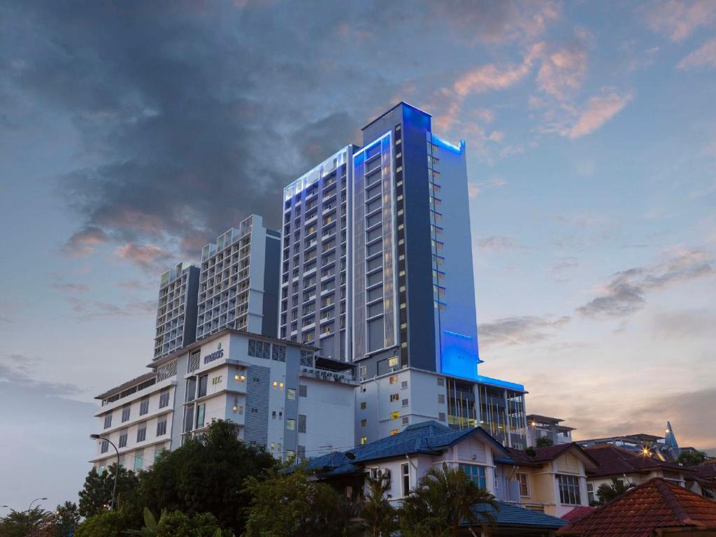 un grand bâtiment avec des lumières bleues au-dessus dans l'établissement Best Western i-City Shah Alam, à Shah Alam