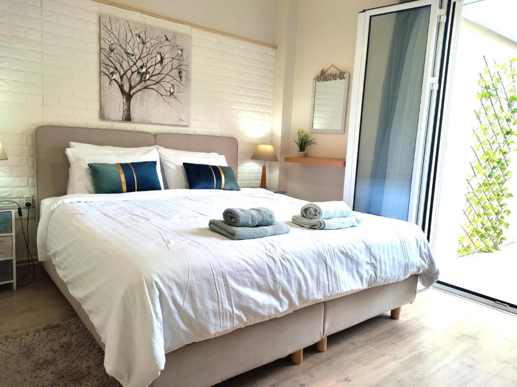 1 dormitorio con 1 cama grande y toallas. en Luxury house near by Delphi, en Kírra