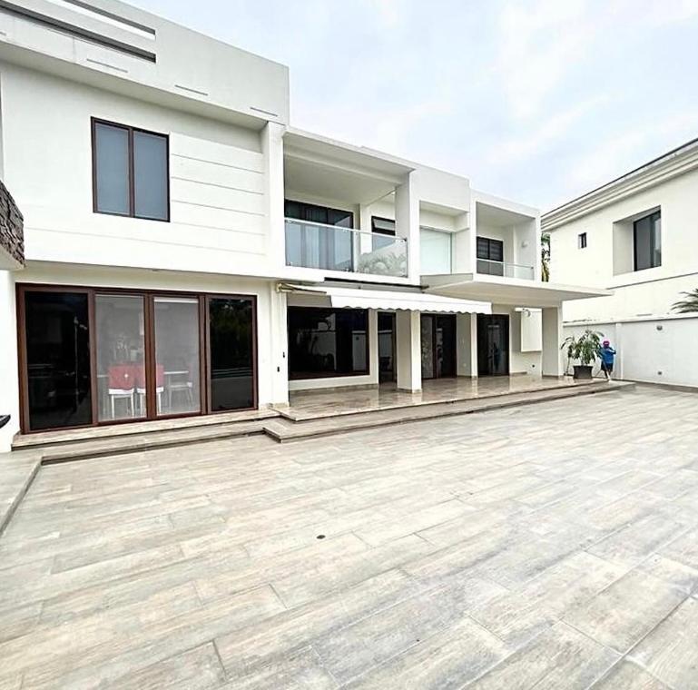 un gran edificio blanco con un gran patio en Casa en alquiler en Entre Lagos, en Guayaquil