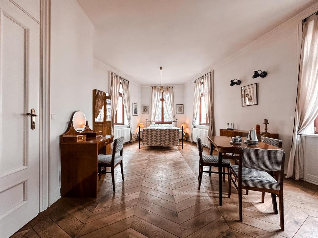 sala de estar con mesa y sillas en Once Upon a Time in Cracow - Old Town Apartment en Cracovia