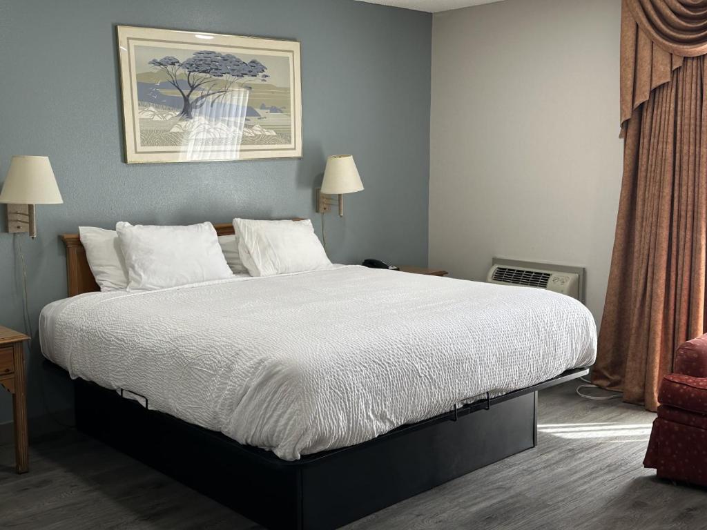 Postel nebo postele na pokoji v ubytování Days Inn by Wyndham Medford