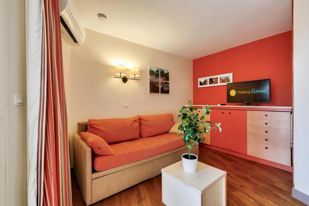 - un salon avec un canapé et une commode dans l'établissement Résidence le Village de Cap Esterel - maeva Home - Appartement 2 pièces 5 personnes climatisé - Sélection MAE-8344, à Saint-Raphaël