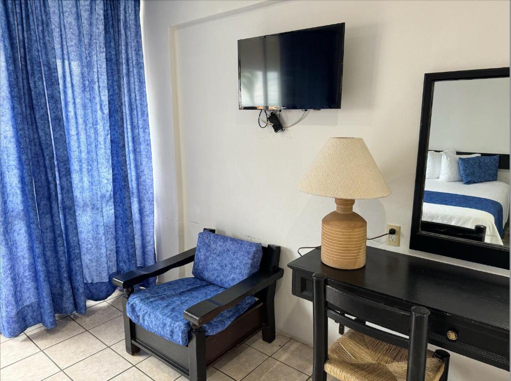 TV a/nebo společenská místnost v ubytování Hotel Delfín Vista Pier Beach Front
