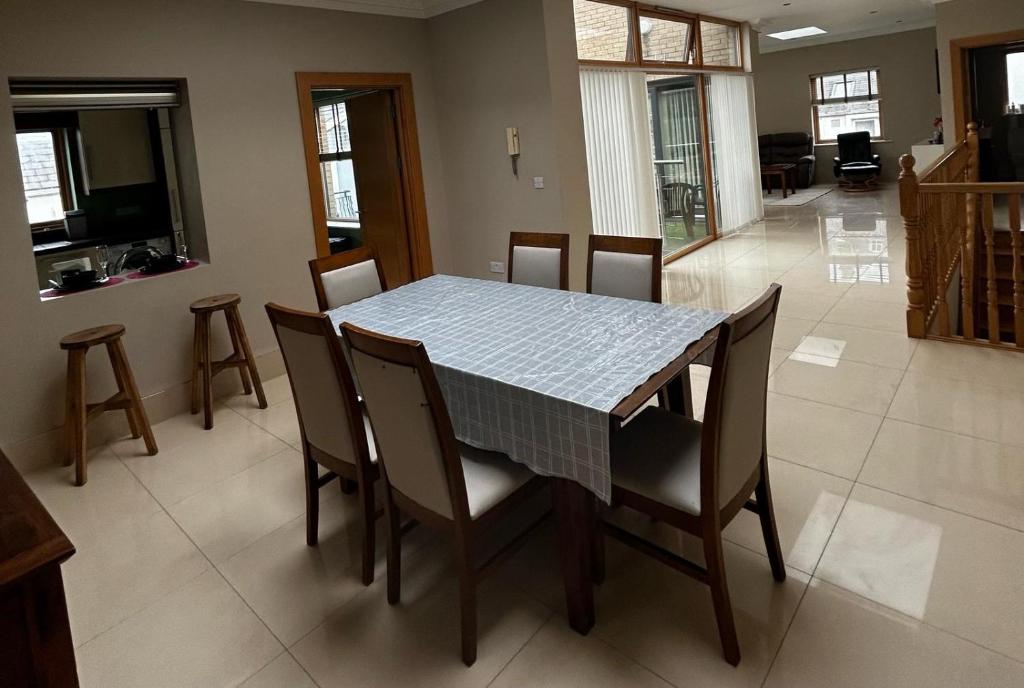 ein Esszimmer mit einem Tisch und Stühlen sowie eine Küche in der Unterkunft Central Spacious House close Temple Bar in Dublin