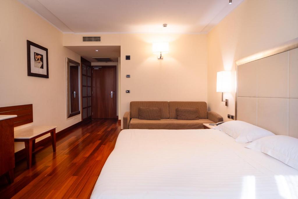 Postel nebo postele na pokoji v ubytování Hotel Airone - Ombrellone incluso al bagno Dolce Vita a Marina dal 1 giugno al 15 settembre