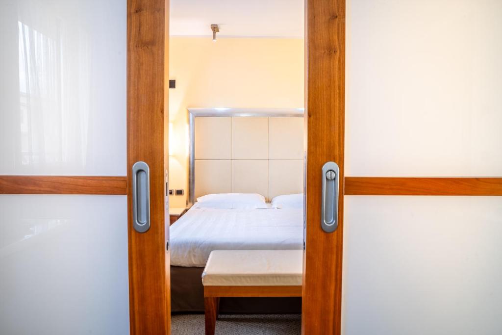 Postel nebo postele na pokoji v ubytování Hotel Airone - Ombrellone incluso al bagno Dolce Vita a Marina dal 1 giugno al 15 settembre