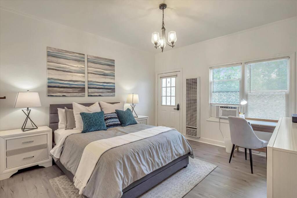 - une chambre blanche avec un lit et un bureau dans l'établissement Charming downtown Livermore Flat - Private Living space, à Livermore