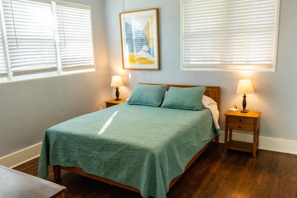 Ένα ή περισσότερα κρεβάτια σε δωμάτιο στο Cozy One Bedroom Unit In the Heart of Jax Beach!