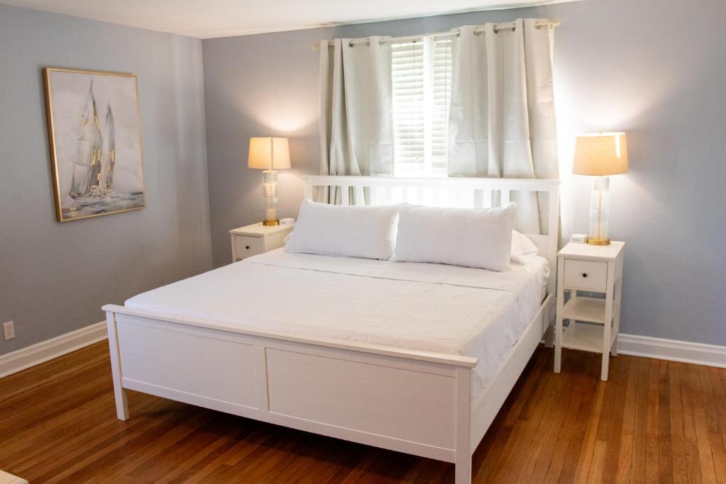 Ένα ή περισσότερα κρεβάτια σε δωμάτιο στο Walk to the beach! Two bedroom unit in the heart of Jax Beach