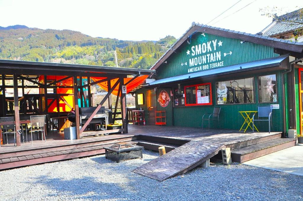 唐津市にあるSLEEPY MOUNTAINの前にベンチがある建物