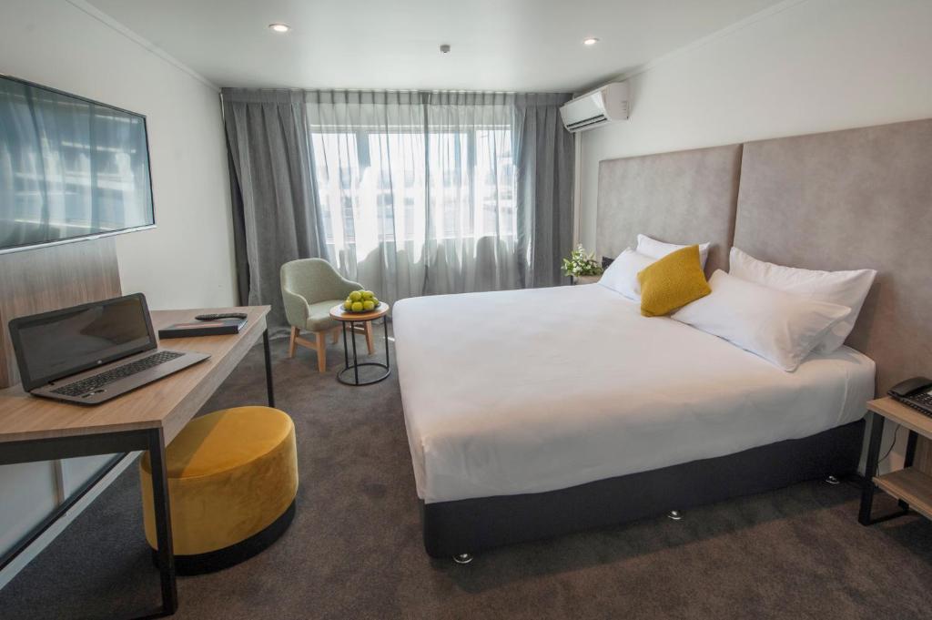 Un pat sau paturi într-o cameră la Sudima Hotel Lake Rotorua