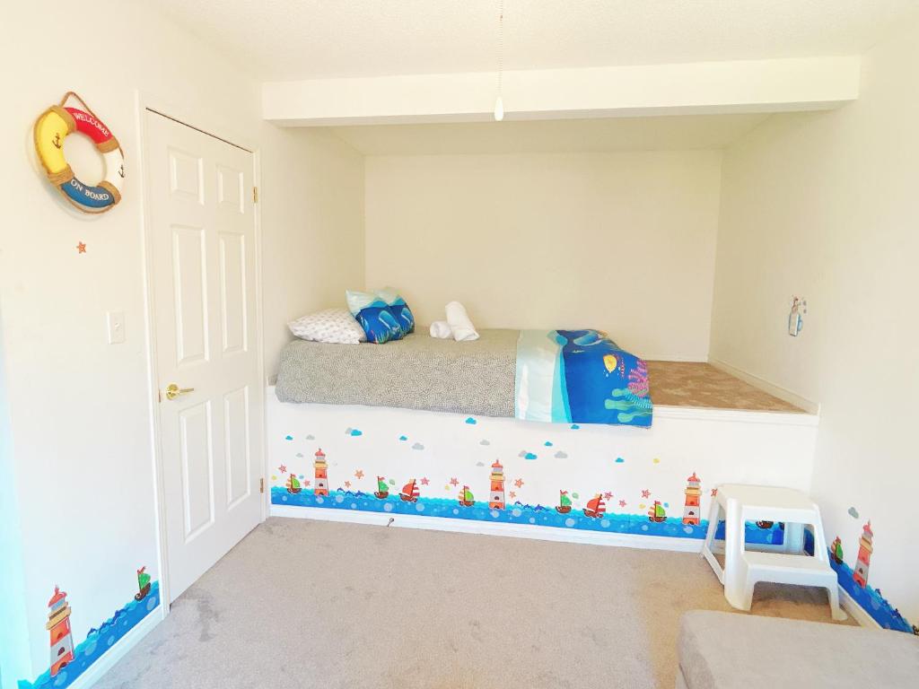 Dormitorio infantil con cama y suelo de lego en Barrie Ocean Kingdom en Barrie