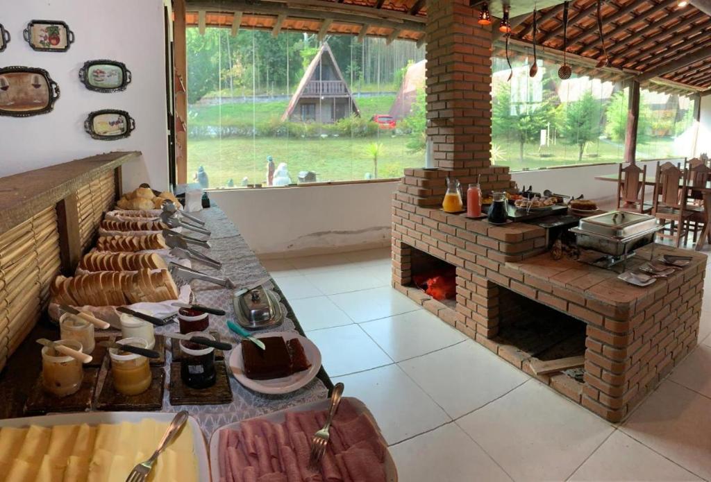 a kitchen with a brick oven in a room at Chalé Pousada em Salesopolis 7 in Salesópolis