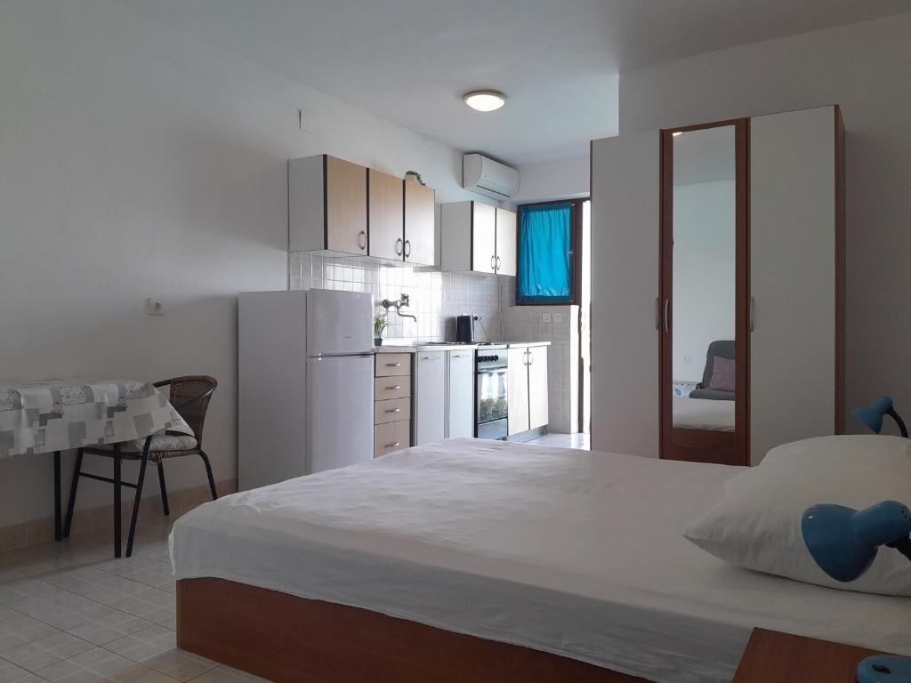 Kuchyň nebo kuchyňský kout v ubytování Apartments by the sea Cove Pjestata, Peljesac - 14440