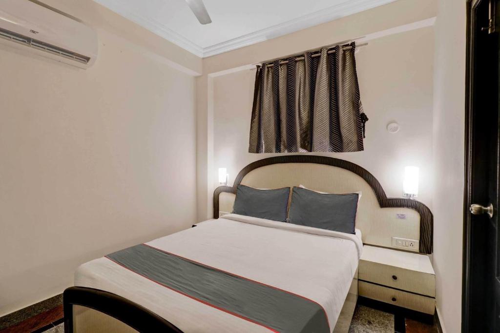 A bed or beds in a room at Sabharwal Residency Near Lalbagh Botanical Garden