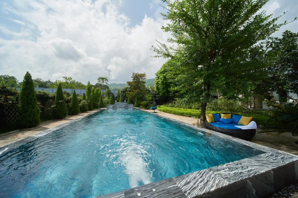 einen Pool mit blauem Wasser im Hof in der Unterkunft Tamara Villa - Venuestay in Hòa Bình