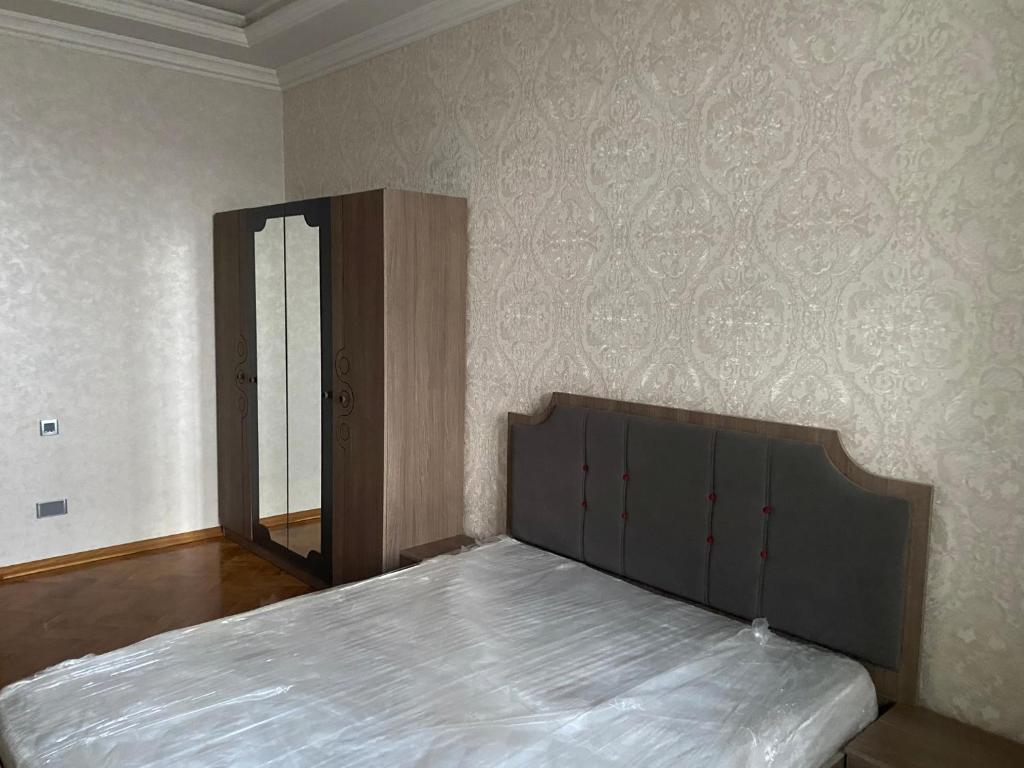 Кровать или кровати в номере Apartment 153kv.m in the centre of Baku