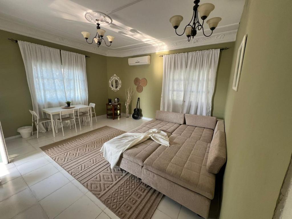 sala de estar con sofá y mesa en Beautiful 1BHK Near Jumeirah near Metro 3mins walk, en Dubái