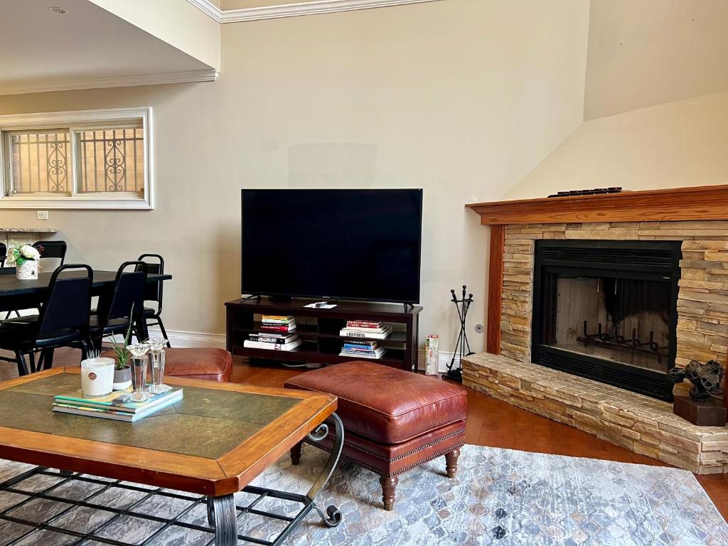 4 Bedroom Home in Best Location Parking Fireplace Back Yard Pets Welcome的电视和/或娱乐中心