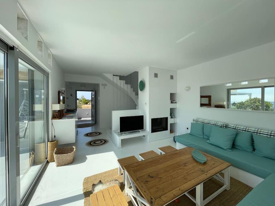 Telewizja i/lub zestaw kina domowego w obiekcie KALITHEA-HILLS VILLA with pool for 8 up to 12 IN RHODES TOWN