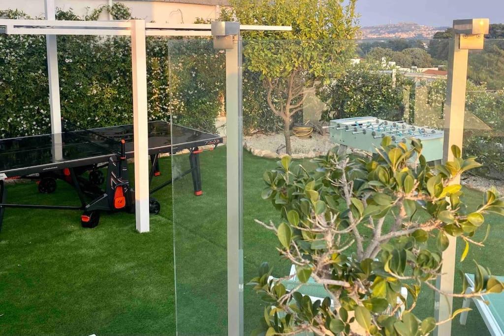 Ogród w obiekcie KALITHEA-HILLS VILLA with pool for 8 up to 12 IN RHODES TOWN