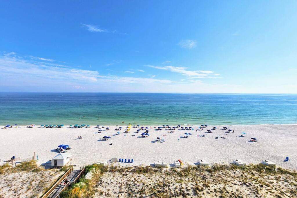 einen Blick über den Strand mit Sonnenschirmen und das Meer in der Unterkunft Beachfront condo at Pelican Beach in Destin