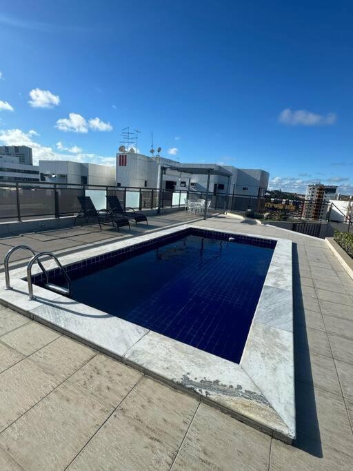 uma piscina no telhado de um edifício em Apartamento Maceió- Jatiúca em Maceió