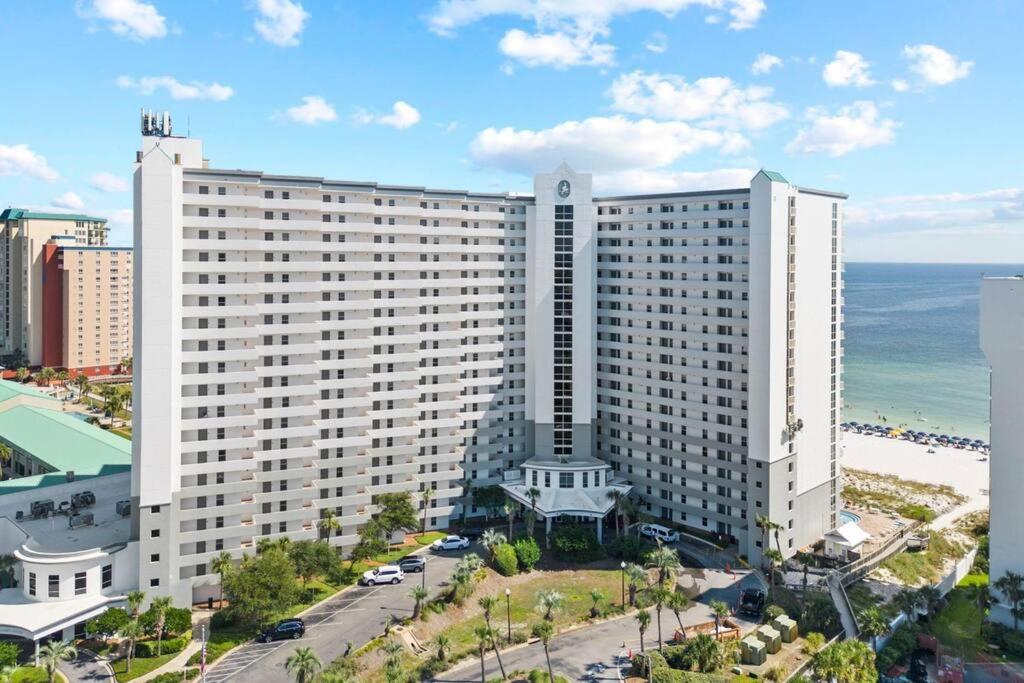 ein großes weißes Gebäude vor dem Meer in der Unterkunft Beachfront condo at Pelican Beach in Destin