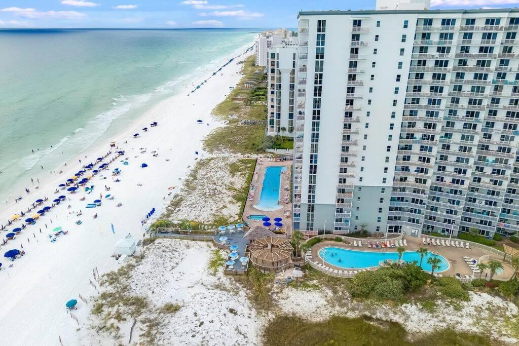 mit Blick auf den Strand und das Resort in der Unterkunft Beachfront condo at Pelican Beach in Destin