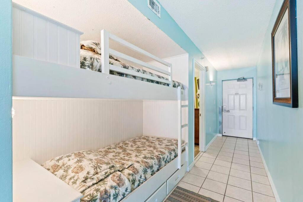 Ein Bett oder Betten in einem Zimmer der Unterkunft Beachfront condo at Pelican Beach