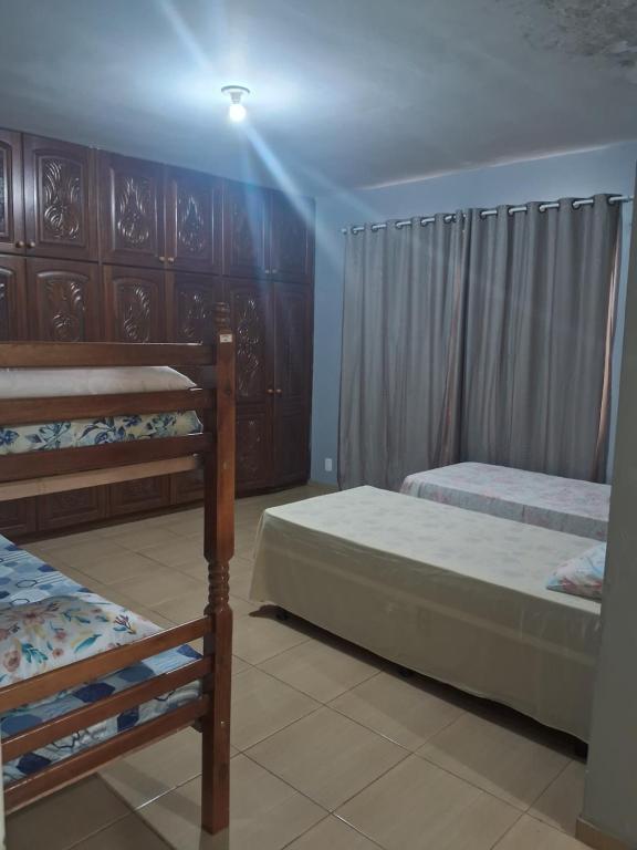 - une chambre avec 2 lits superposés et une fenêtre dans l'établissement Hostel CAMI, à Erechim