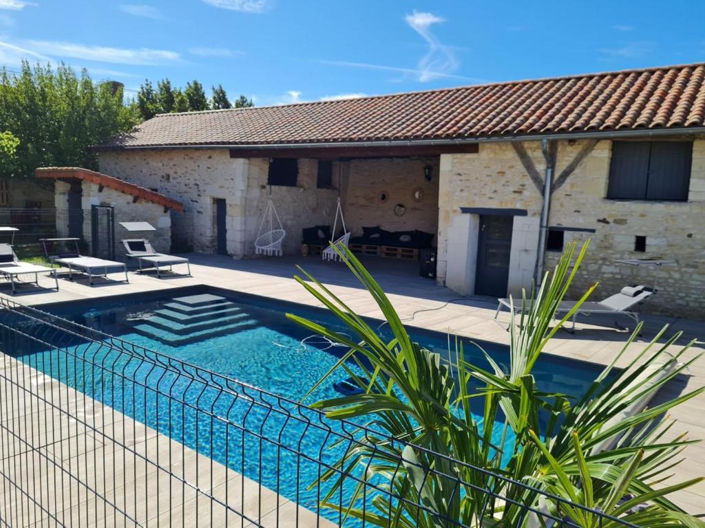 a swimming pool in front of a house at Gîte Braye-Sous-Faye, 3 pièces, 4 personnes - FR-1-381-566 in Braye-sous-Faye