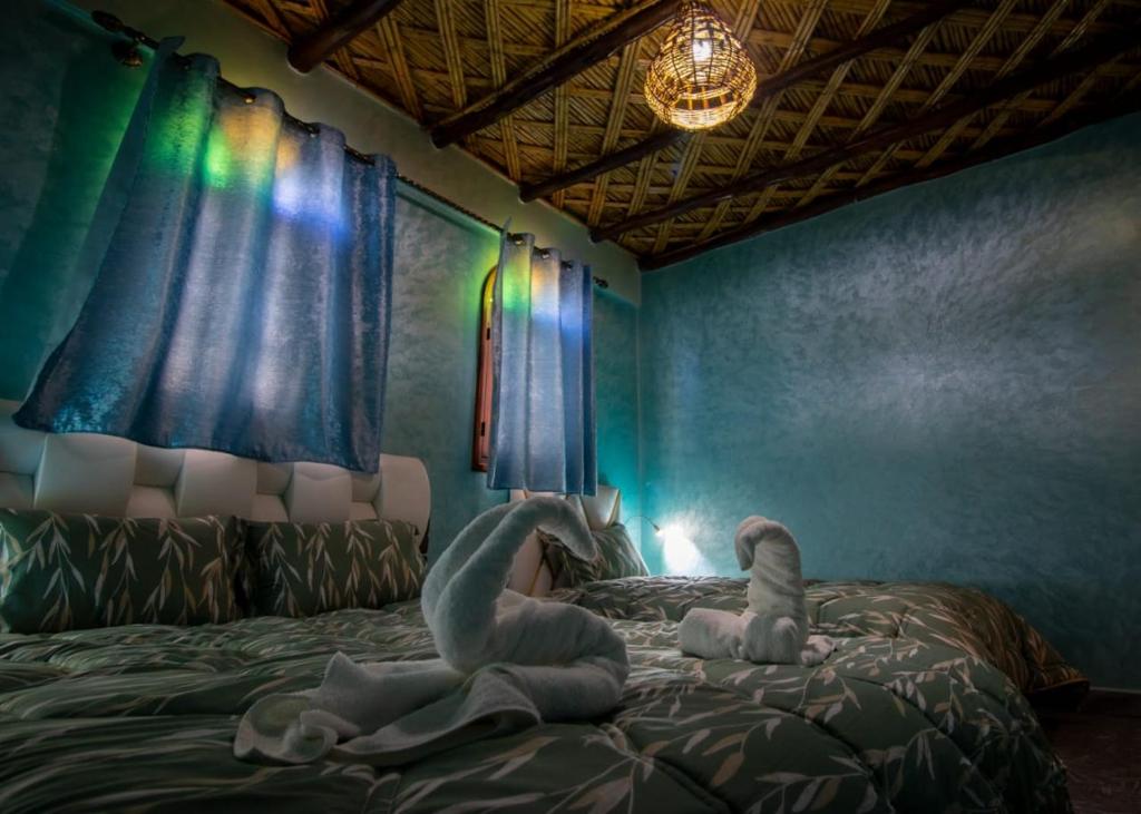 een kamer met een bed met twee dieren erop bij Palma Ziz in Aït Athmane