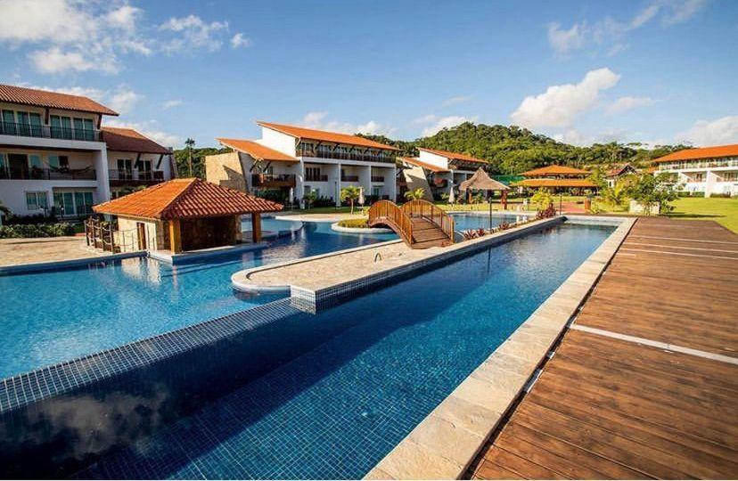 una grande piscina in un resort di Condomínio meridional a Tamandaré