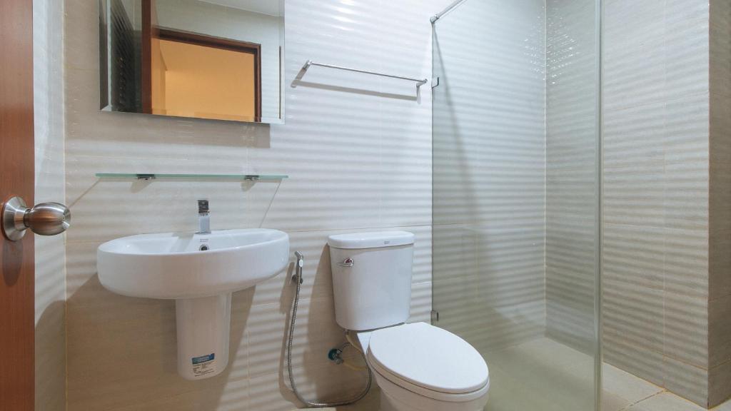 Koupelna v ubytování Asrodel Hotel RedPartner