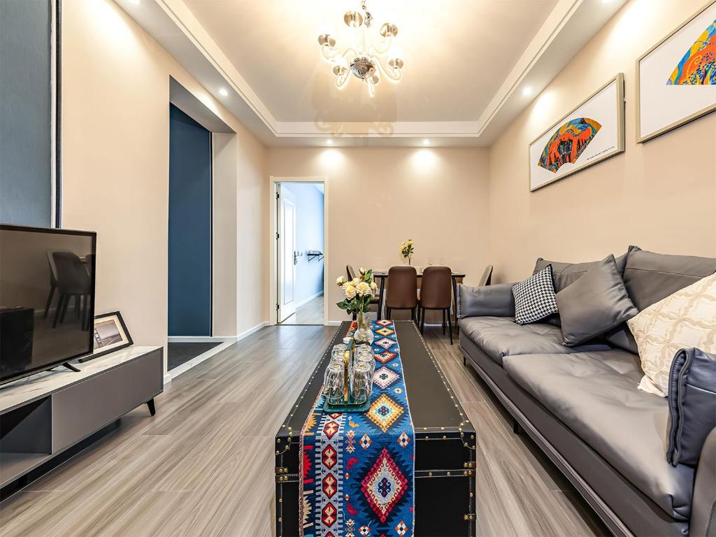 a living room with a couch and a tv at Annie Apartment 2505 in Kunming