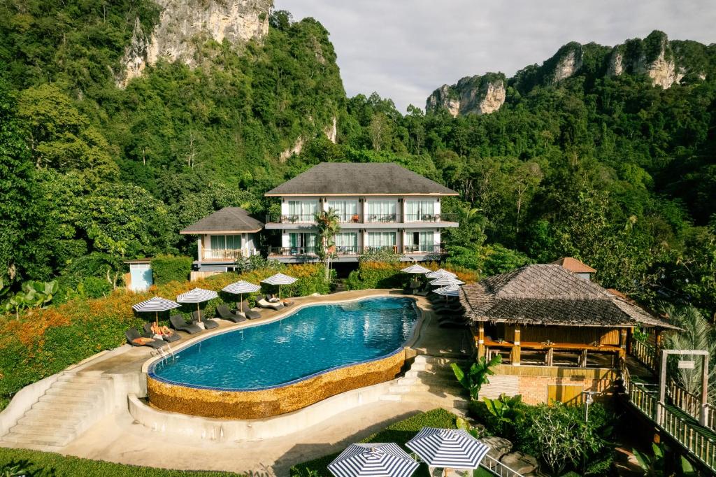 widok z powietrza na ośrodek z basenem w obiekcie Railay Phutawan Resort w mieście Railay Beach