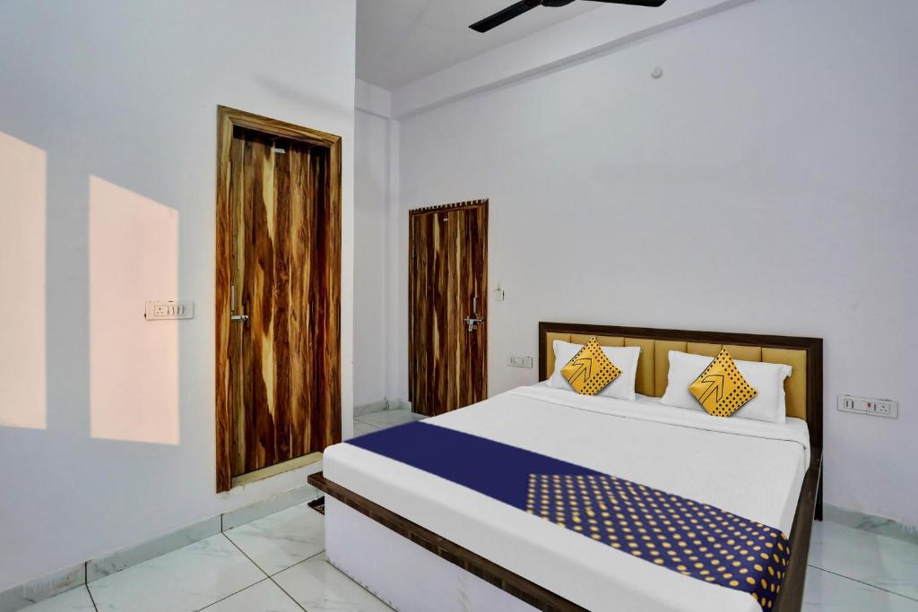 a bedroom with a bed and a window at OYO Flagship Sardarji Hotel And Restaurant in Bāzpur